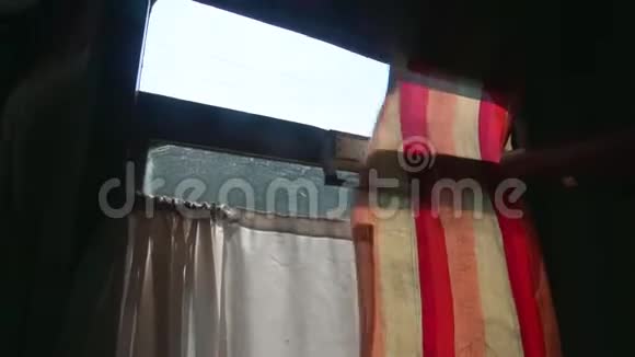 乌克兰二等卧马车上的脏窗帘视频的预览图