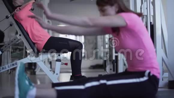 两名女性正在健身房锻炼健身疗法中的人视频的预览图