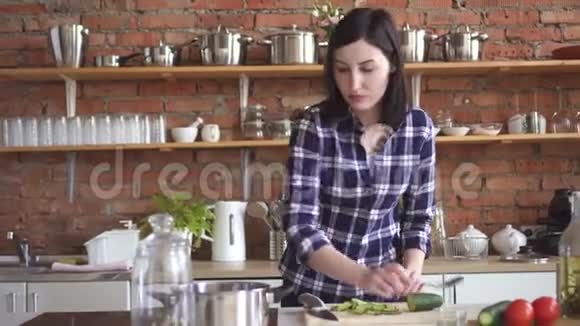 厨房里的女家庭主妇用勺子把菜弄坏了视频的预览图