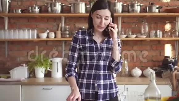 女人在电话里说话在厨房做饭切黄瓜视频的预览图