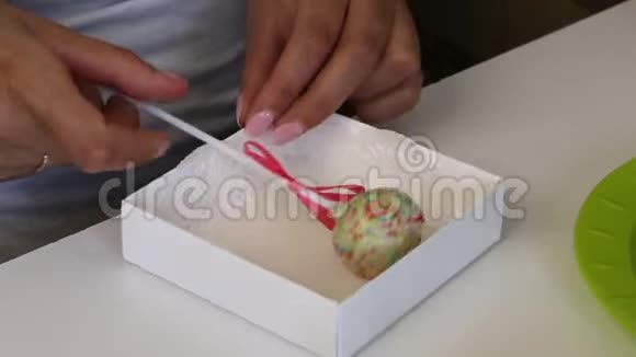 自制蛋糕在包装前放在盘子上糖果覆盖着黑白巧克力各种装饰附近的阿视频的预览图