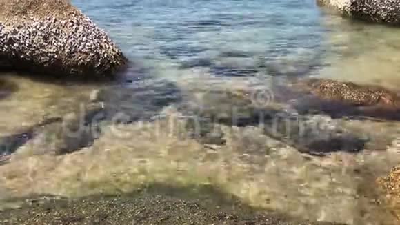 海水溅到海岸石头上视频的预览图