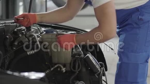 汽车服务维修保养和人员概念机械师在车间工作临时汽车维修视频的预览图