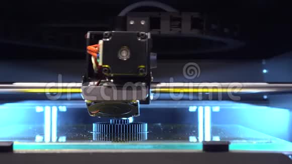 添加剂制造机器人操作博览会视频的预览图