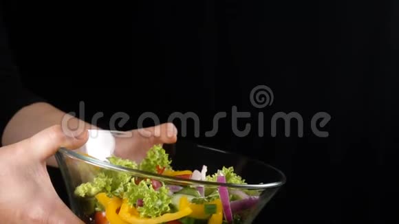 把蔬菜放到玻璃沙拉碗里慢动作视频的预览图