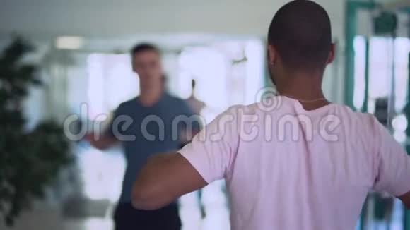 非洲裔美国教师和年轻人在健身房锻炼身体健康的生活方式视频的预览图