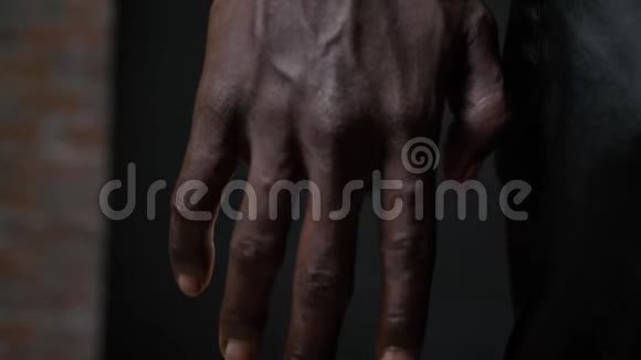 近距离拍摄的非洲男子血管肌肉的手完美的身体隔离在黑色背景视频的预览图