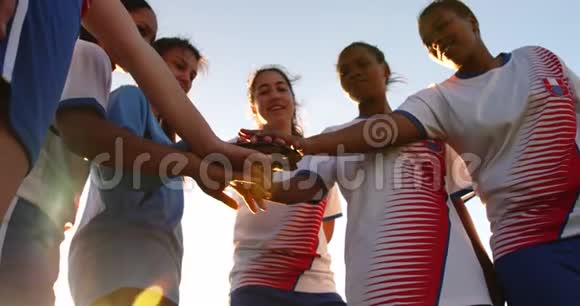 女足在足球场上紧握双手4k视频的预览图