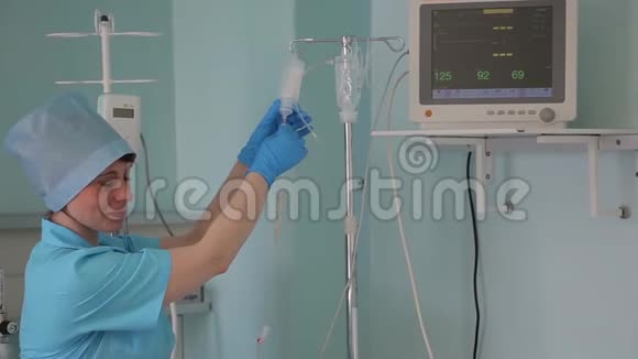 美丽的女护士为病人更换点滴4K视频的预览图