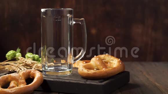 啤酒正倒入一个杯子里一张深色的木桌上放着淡啤酒视频的预览图