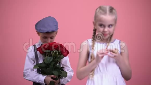 绅士男孩准备送给小女士一束红玫瑰情人节视频的预览图