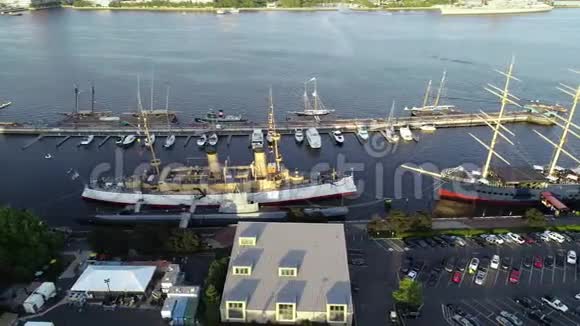 宾夕法尼亚州费城停靠的高大船只的空中钻景视频的预览图