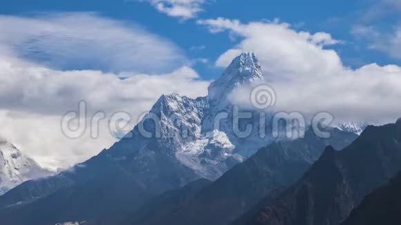 阳光明媚的一天阿玛达布拉姆山尼泊尔喜马拉雅山视频的预览图