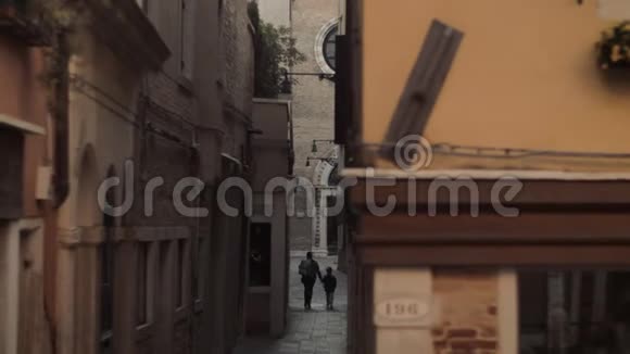 一条狭窄的威尼斯街道有石面和铺好的覆盖面视频的预览图