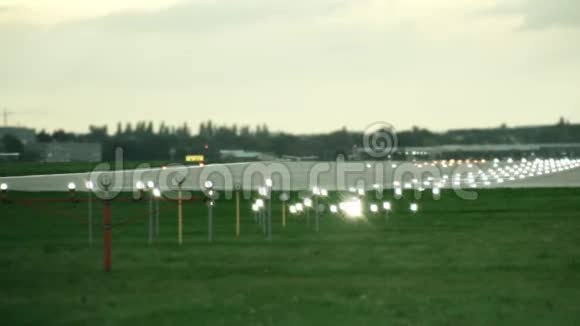 晚上的机场跑道视频的预览图