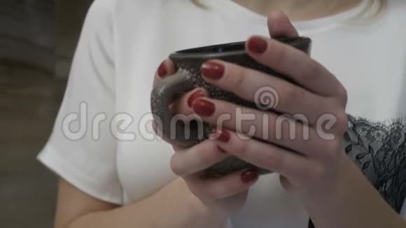 女人拿着热杯子视频的预览图
