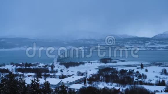 挪威北极地区降雪期间特罗姆瑟冬季天际线视频的预览图