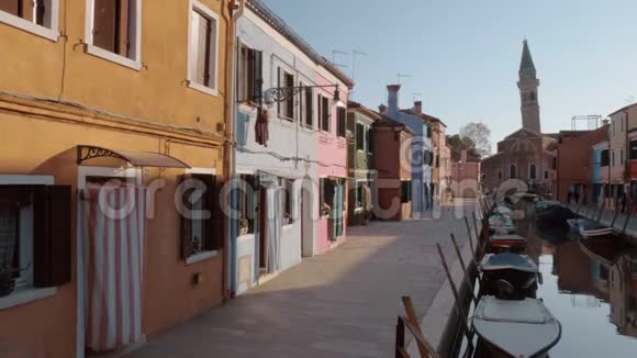美丽的意大利博拉诺风景在狭窄的运河上运河上的船只视频的预览图