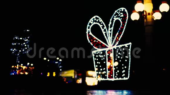 用圣诞球形状的花环把圣诞灯放在街道拱门上视频的预览图