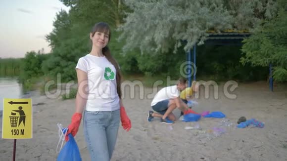 环保解决方案漂亮的积极分子女性的肖像戴着橡胶手套垃圾袋靠近指针标志视频的预览图