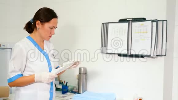 一名护士正在研究药物的使用说明视频的预览图