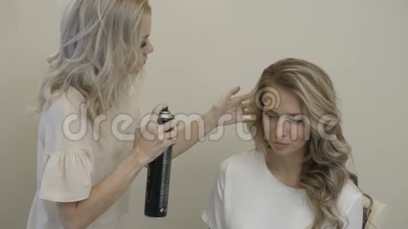 女孩用喷雾剂做头发视频的预览图