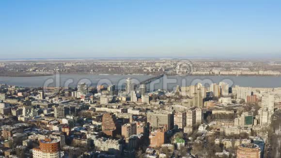 城市鸟Dnipro城市天际线的视野冬季城市景观背景视频的预览图