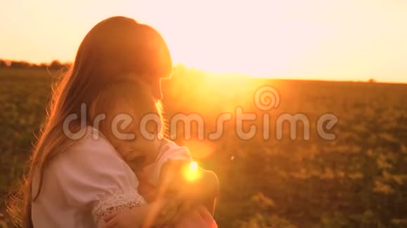 小宝宝正睡在妈妈的手上太阳落山剪影妈妈把婴儿抱在怀里母爱视频的预览图