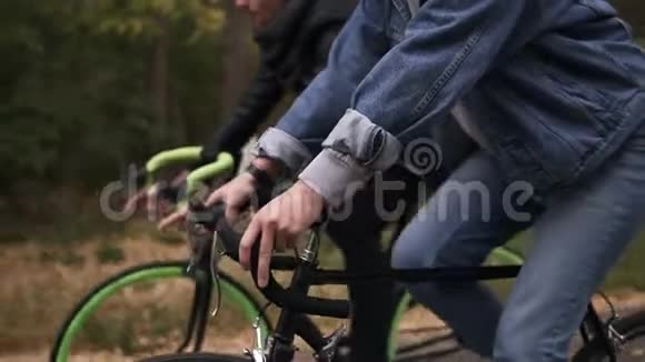 年轻夫妇在秋天公园骑自行车玩得很开心双手拥抱陆克文人活动休闲观念视频的预览图