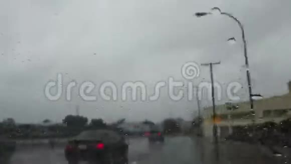 洛杉矶市区多雨的驾车时间视频的预览图