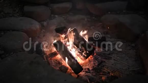 把篝火烧成一圈石头视频的预览图