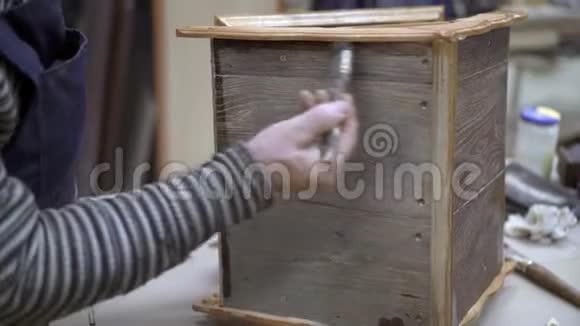 木艺工作室用无色清漆加工木制家具视频的预览图