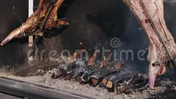 把两只猪串起来在明火里烤视频的预览图