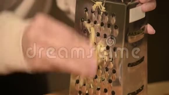 特写的女人她的手擦干净姜根在金属格栅上健康天然食物视频的预览图