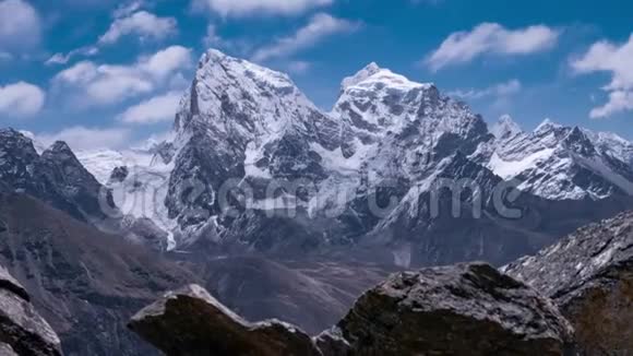 喜马拉雅山脉的动人全景1视频的预览图