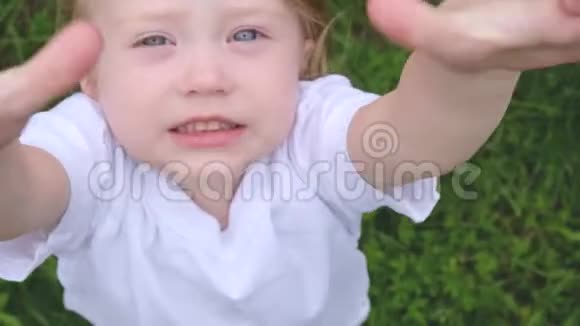 可爱的金发小女孩抬起头伸出大拇指视频的预览图