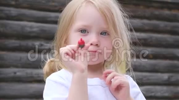 一个蓝眼睛的小可爱女孩拿着一个红色的浮子来钓鱼视频的预览图