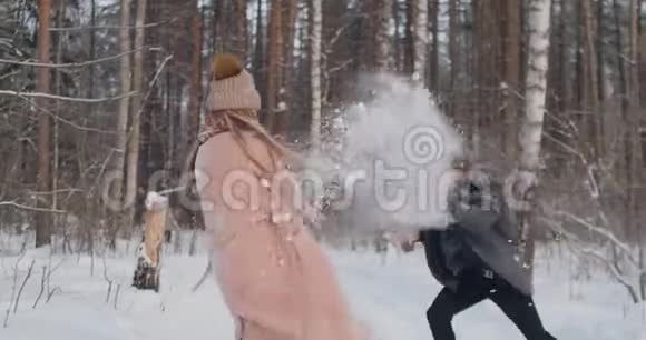 慢动作两个在田里打雪仗他们以五人制结束了战斗视频的预览图