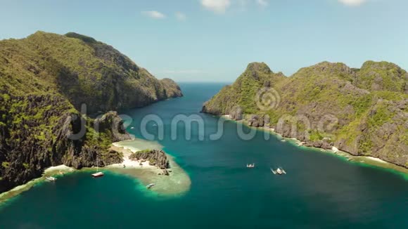 热带海水泻湖和海滩菲律宾厄尔尼诺热带岛屿有岩石海岸和白色海滩游客视频的预览图