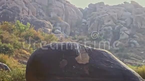 大石头对抗陡峭峭壁的山谷全景视频的预览图