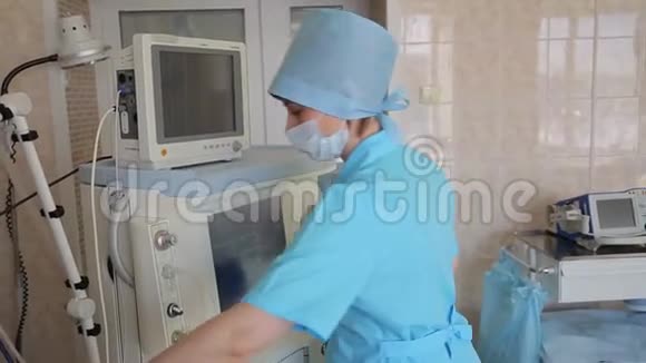 一位女外科医生为外科手术组装了一种电子创新医疗设备新的医疗技术4K视频的预览图