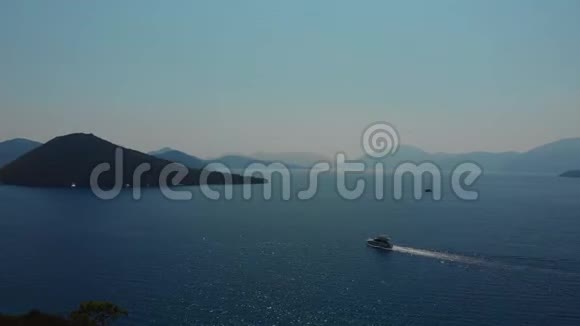 几艘帆船游艇一张令人愉快的海景无人机照片视频的预览图