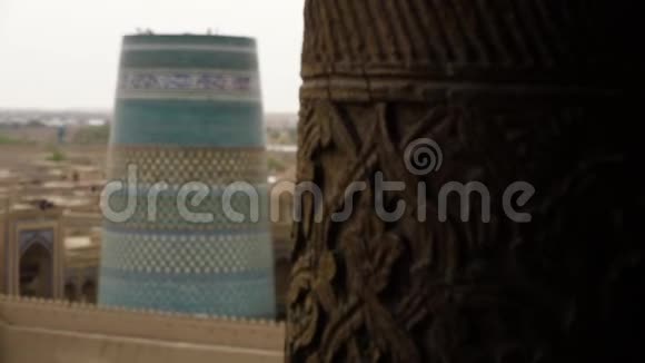一根木柱和一座马赛克神庙塔视频的预览图