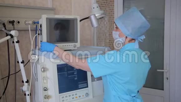 女性外科医生包括一种用于外科手术的电子创新医疗设备新的医疗技术4K视频的预览图