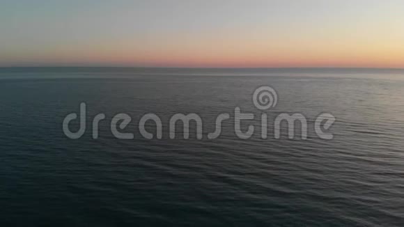 照相机飞过模糊的海浪飞向干净的地平线照相机飞过海面飞向日落视频的预览图