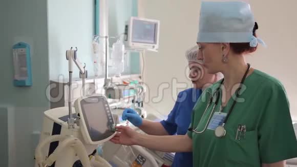 两名女护士使用医疗计算机设备4K视频的预览图