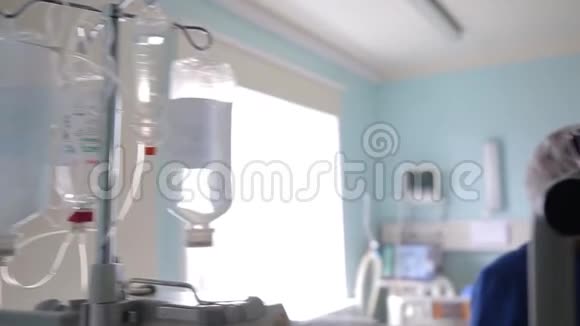 两名女医生使用医疗计算机设备4K视频的预览图