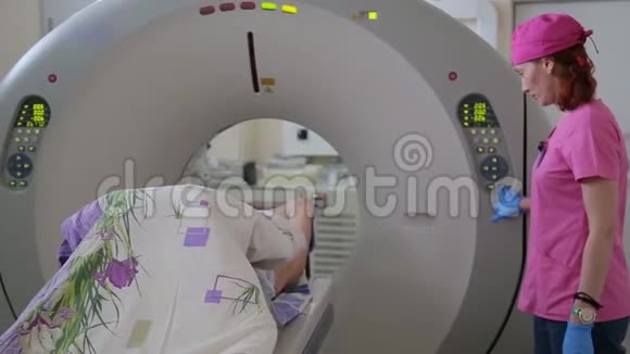 医生用断层扫描设备对病人进行体检断层扫描4K视频的预览图