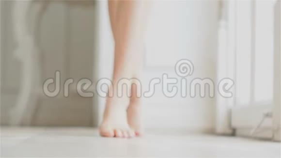 女人光脚身体部位年轻的赤脚女人进入框架视频的预览图