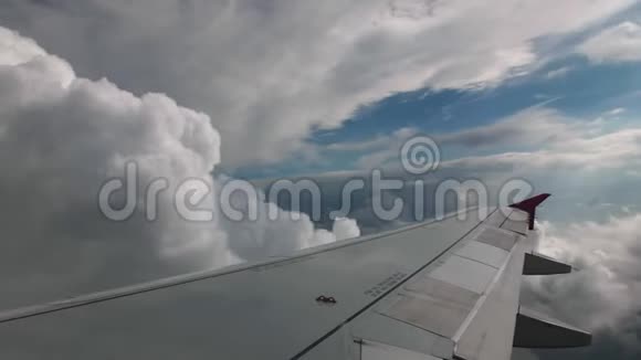 飞机飞行经过纹理和体积灰色云和蓝天从驾驶舱第一人称视图视频的预览图